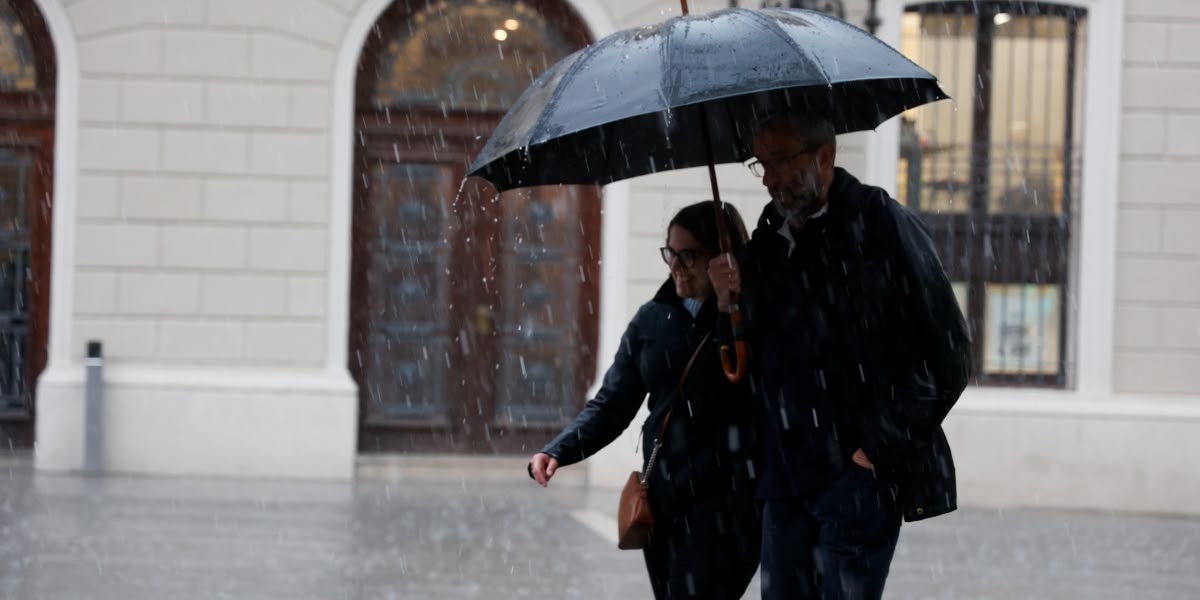 Ciutadans durant un temporal de pluja. Autor: David Jiménez.