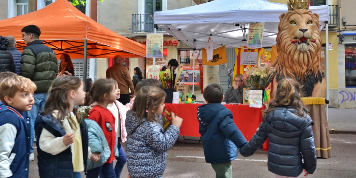Sant Jordi: parades d'entitats, a la Rambla. Autor: J.d.A.