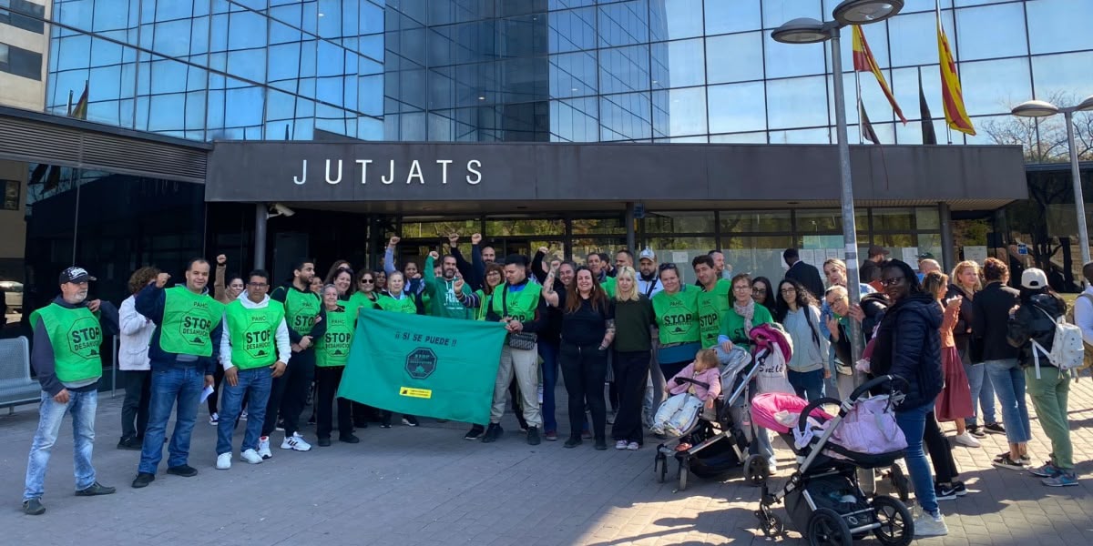 Militants de la PAH a les portes dels Jutjats. Autor: cedida.