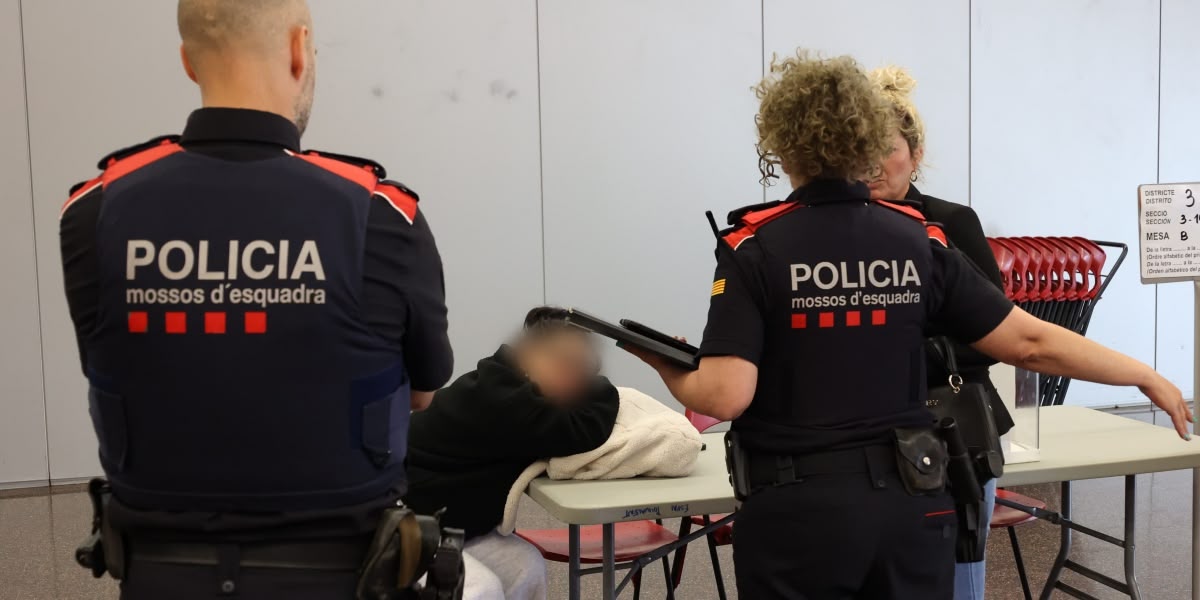 Agents dels Mossos, i la persona que assegurava estar indisposada per la mesa electoral. Autora: Alba Garcia.