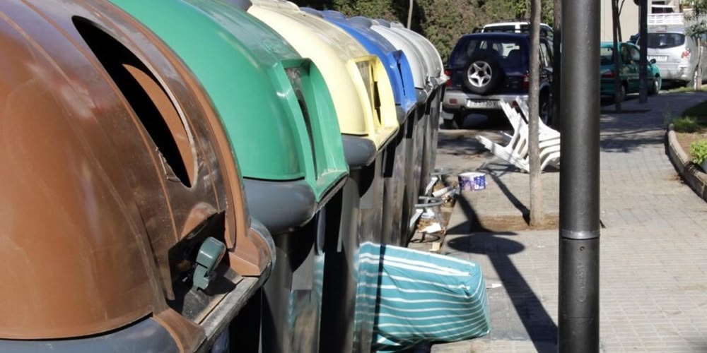 Contenidors de recollida de residus, a Nostra Llar. Font: Entesa.