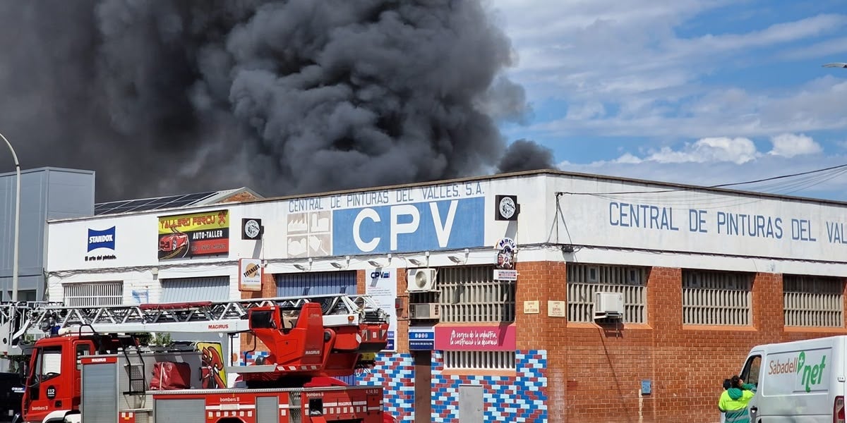 Foto portada: columna de fum, aquest dissabte al matí. Autor: cedida. 