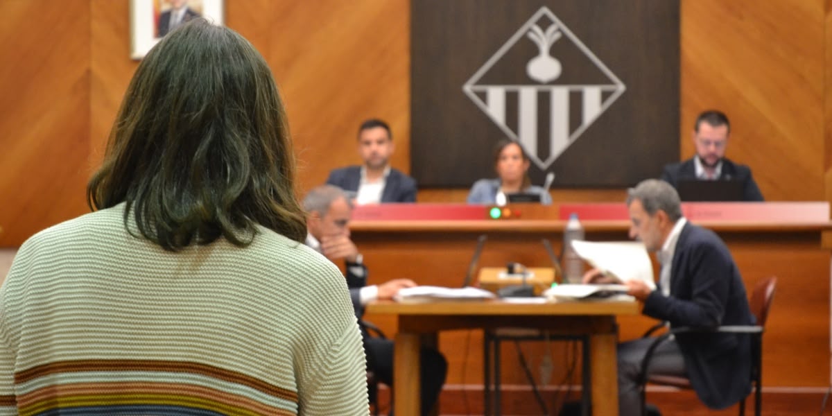 Foto portada: intervenció de Maria Rovira, en nom de la plataforma Aixeca el Cap, al ple municipal. Autor: J.d.A.