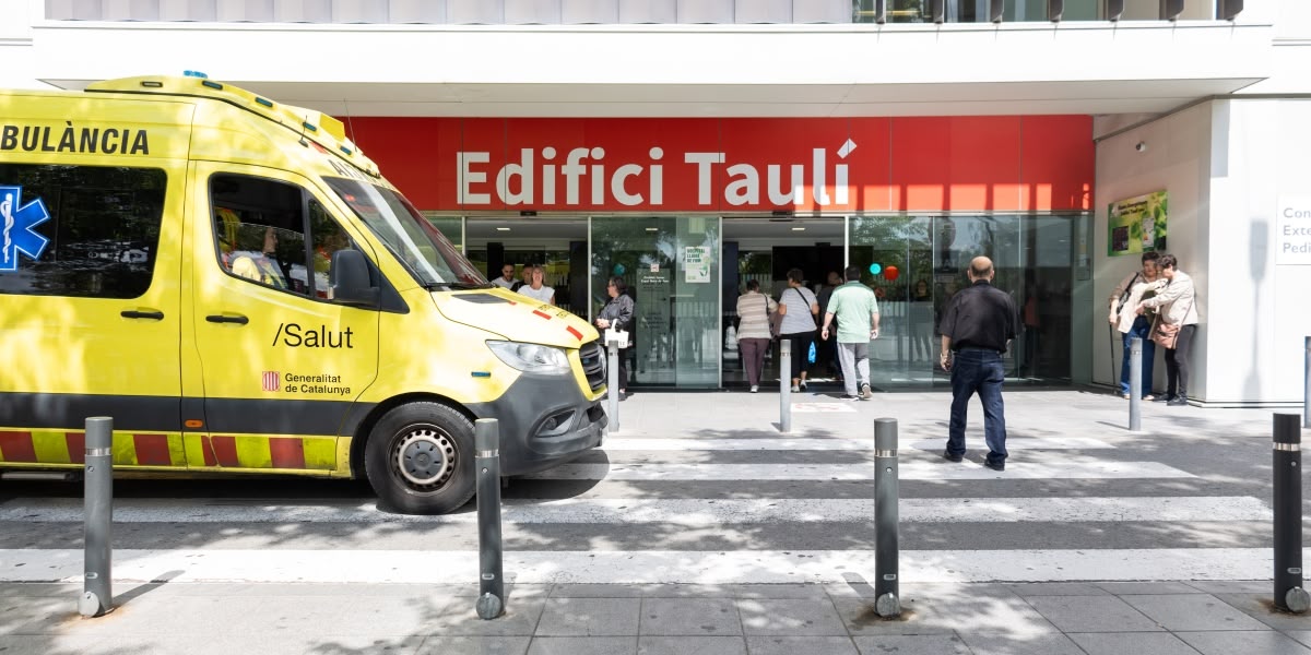 Foto portada: ambulància a la porta principal del Parc Taulí. Autora: Alba Garcia.