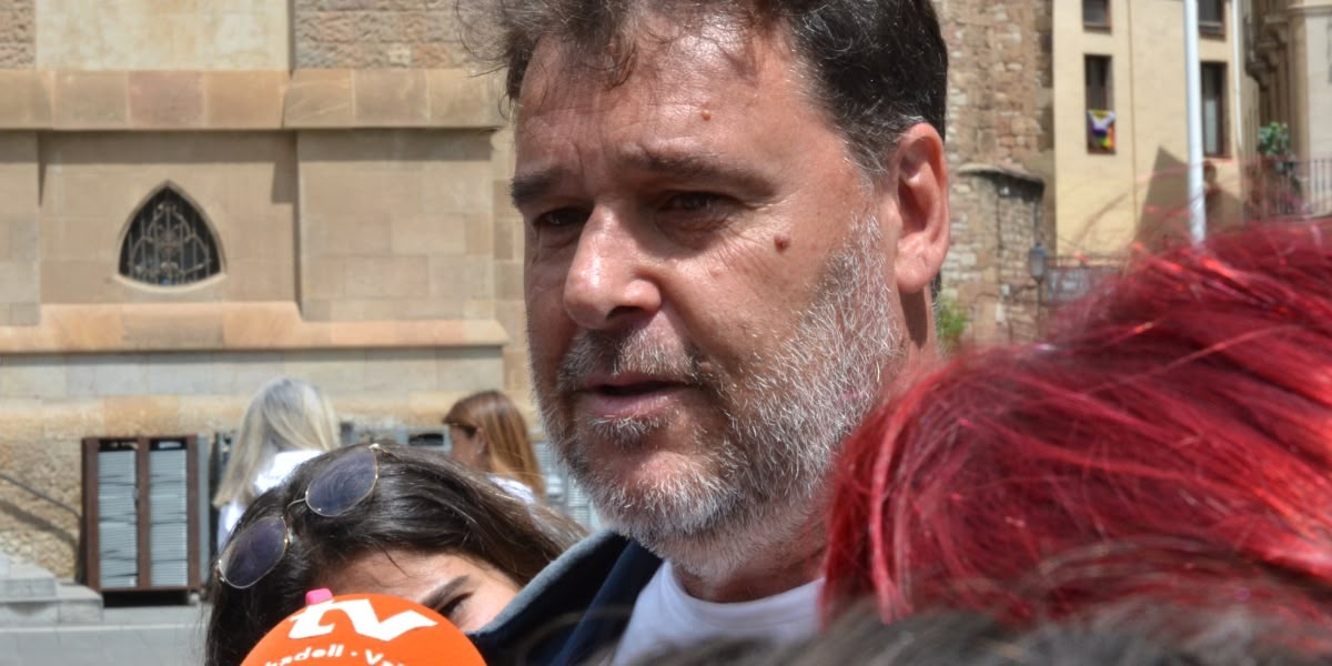 El cunyat de Toni Espadas, Antonio Uceda, atenent la premsa. Autor: J.d.A