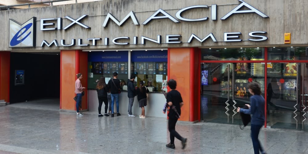 Foto portada: els cinemes de l'Eix Macià, en una imatge d'arxiu. Autor: David B.