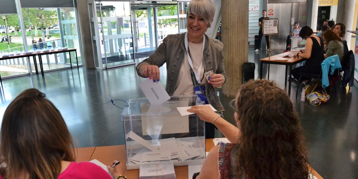 L'exconsellera Lourdes Ciuró, número 21 de Junts per Barcelona, votant a la UAB de Covadonga. Autor: J.d.A.