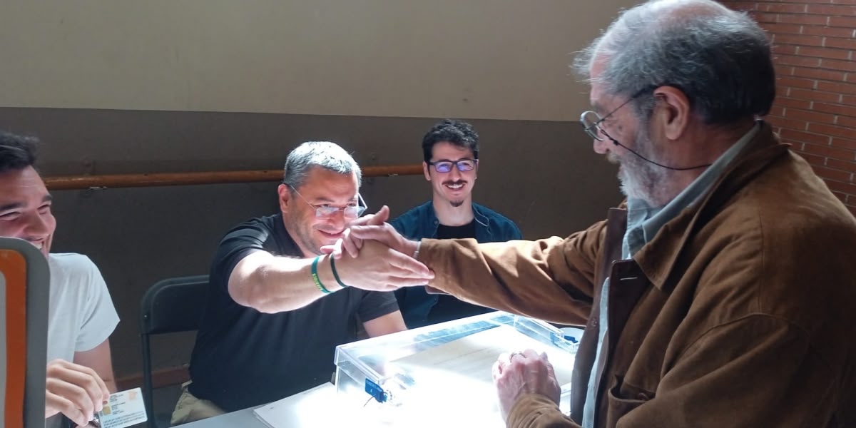 L'exalcalde de Sabadell, Joan Carles Sánchez, president de mesa electoral, saludant el col·laborador d'iSabadell Antonio Santamaría. Autor: O.J