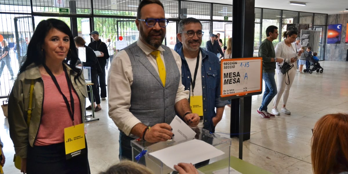 El diputat Juli Fernàndez, votant a l'Escola Industrial. Autor: J.d.A.