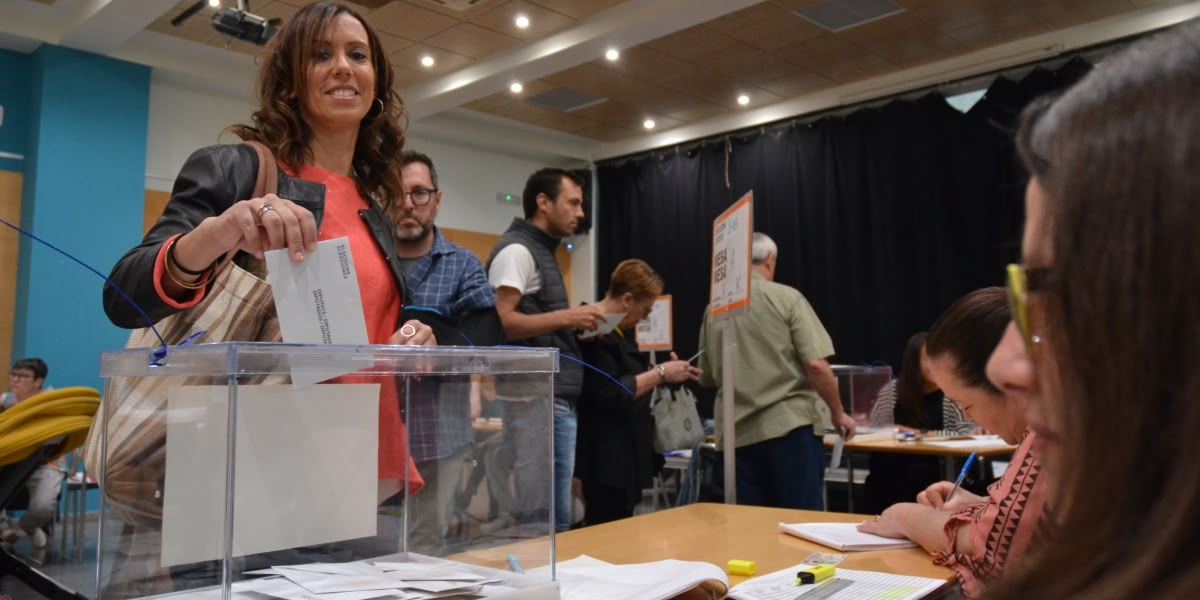 L'alcaldessa, Marta Farrés, ha votat al centre cívic de La Creu Alta a les 11 hores. Autor: J.d..A