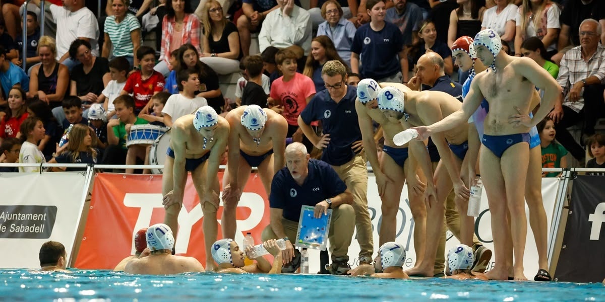 L'entrenador del CN Sabadell, Quim Colet, durant el partit. Autor: David Jiménez.