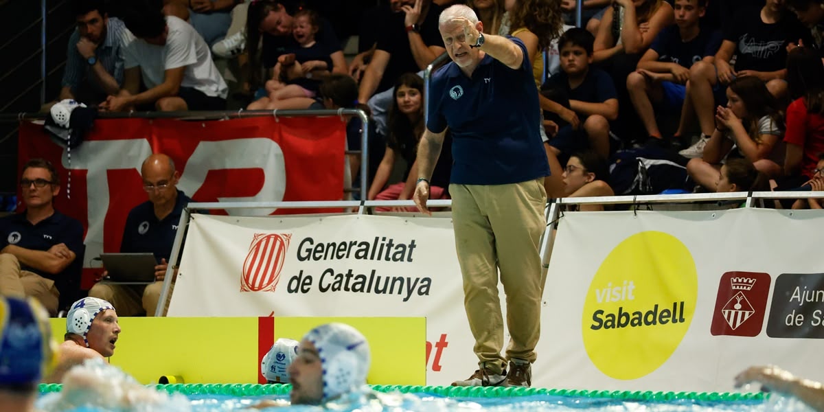 L'entrenador del CN Sabadell, Quim Colet, durant el partit. Autor: David Jiménez.