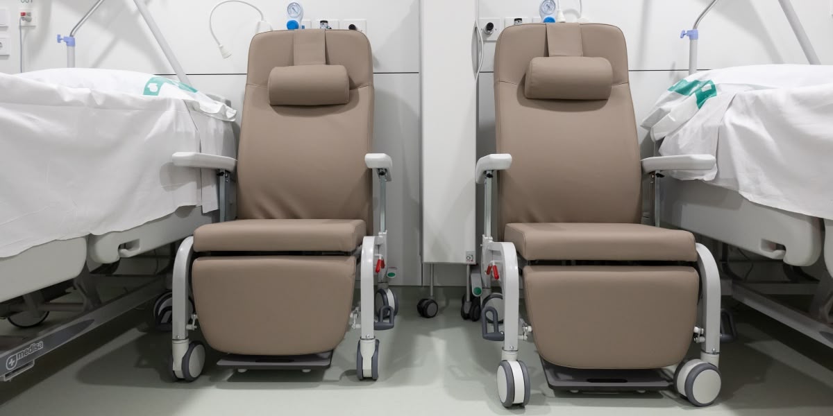 Foto portada: cadires d'acompanyants en una de les noves habitacions d'urgències. Autora: Alba Garcia Barcia.