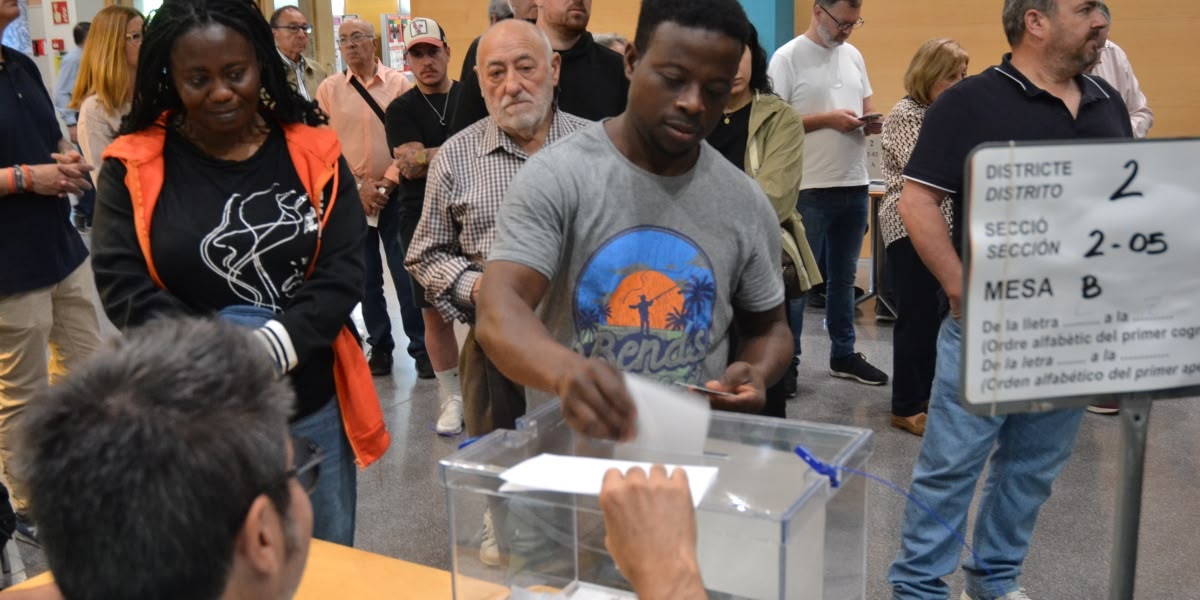 Un ciutadà votant a Cal Balsach. Autor: J.d.A.