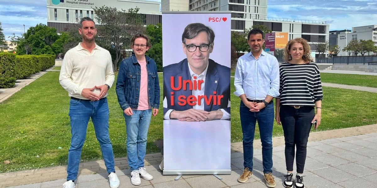 Victor Motos, Àlex Mayer, Pol Gibert i Silvia Castaño, davant del Taulí, en un contacte informatiu del PSC. Autor: Jordi M.