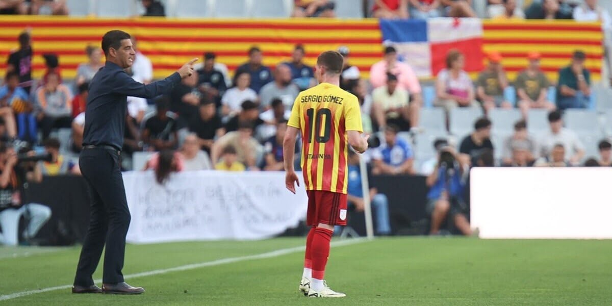 Gerard López donant instruccions a Sergio Gómez durant el partit de la selecció catalana a la Nova Creu Alta. Autora: S. Dihör.