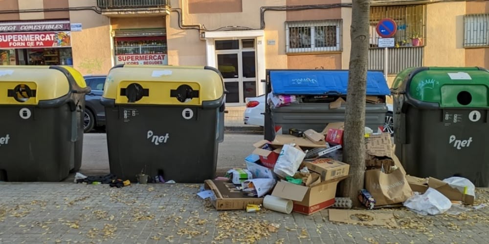 Foto portada: contenidors al carrer de Plini el Vell, a Can Rull, l'any 2018. Autor: J.d.A.