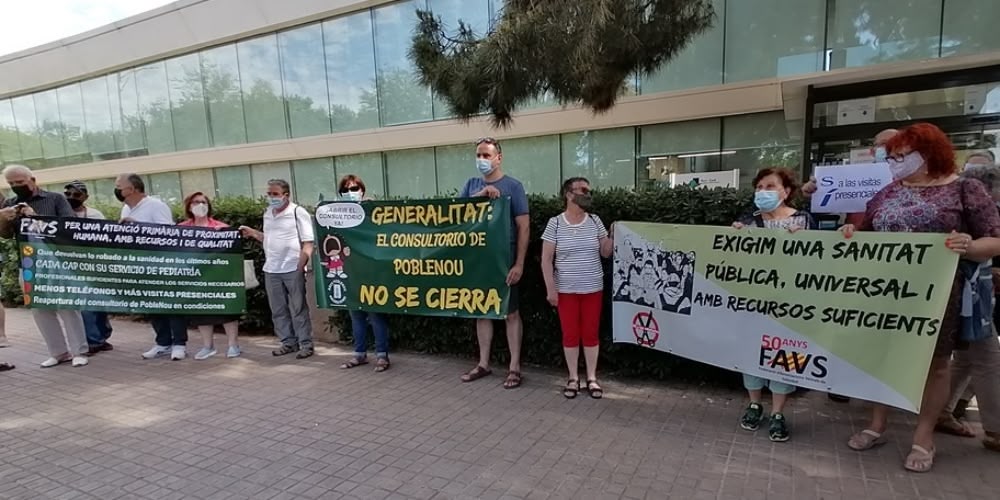 Foto portada: concentració contra el tancament de la pediatria al CAP Can Rull, l'estiu de l'any 2021. Autor: J.d.A. 