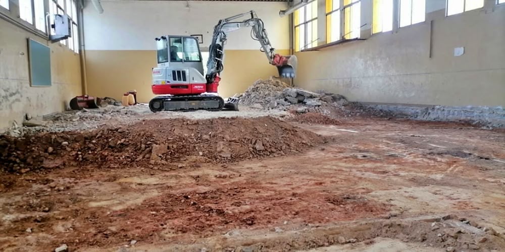 Foto portada: obres al gimnàs de l'institut Pau Vila, on hi havia el refugi. Autor: cedida.