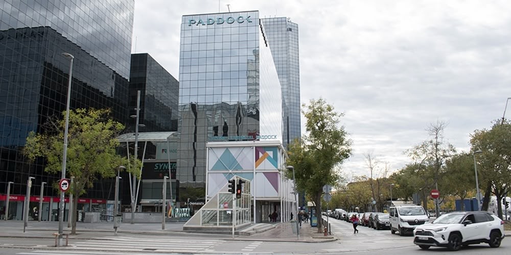 Foto portada: exterior del centre comercial Paddock, l'any 2022. Autor: Izan Vizuete.