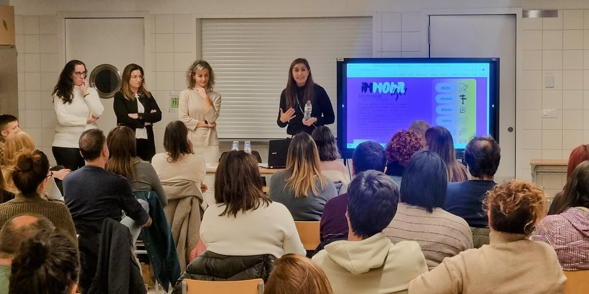 Foto portada: una de les primeres trobades de la plataforma de famílies, a l'institut escola Virolet. Són crítics amb l'ús del mòbil a l'aula. Autor: cedida.