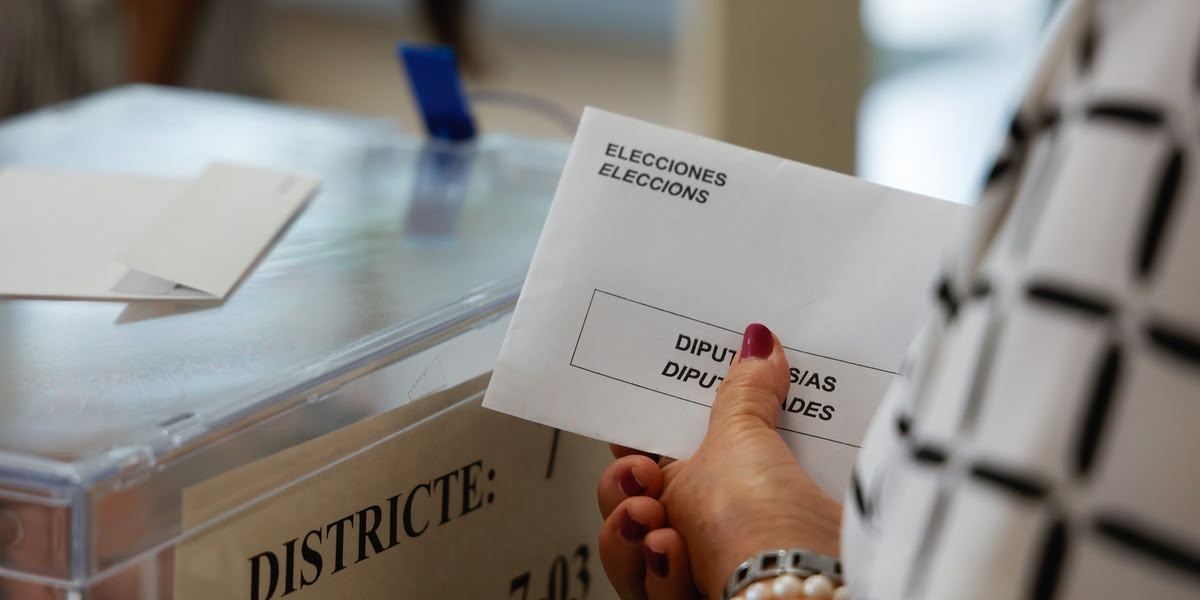 Votant a la Biblioteca La Serra. Autor: David Jiménez.