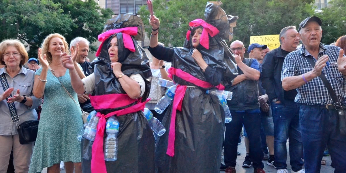 Les dues dones disfressades d'escombraries. Autor: J.d.A.