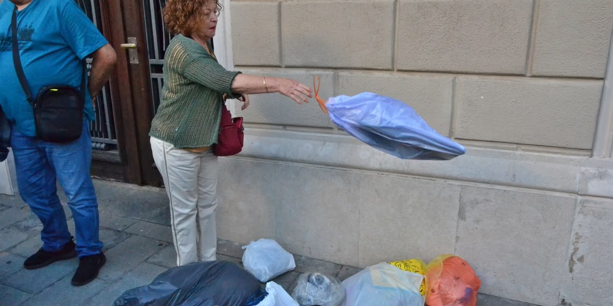 Una ciutadana llençant una bossa a la porta de l'Ajuntament. Autor: J.d.A.