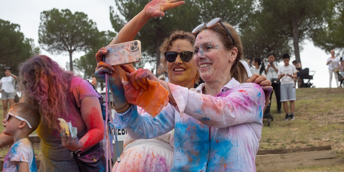 Celebració de la festa Holi, el 30 de juny de 2024. Autora: Alba Garcia Barcia.