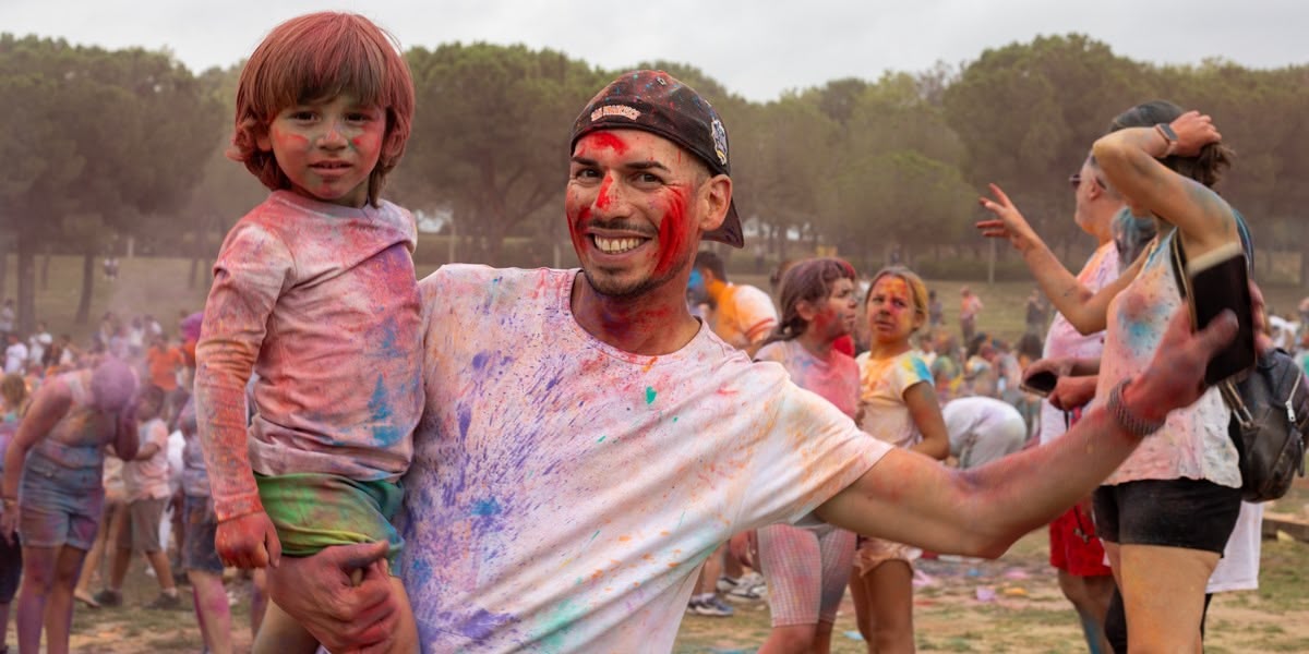 Celebració de la festa Holi, el 30 de juny de 2024. Autora: Alba Garcia Barcia.