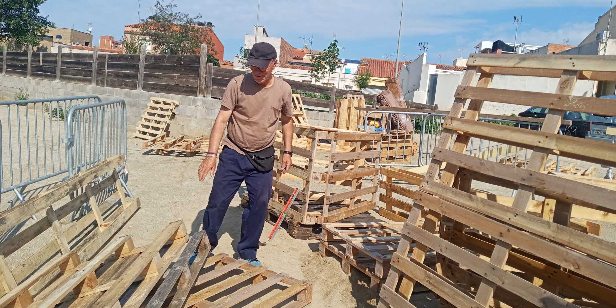 Foto de portada: Muntatge foguera de Torrent del Capellà per Sant Joan. Autor: Cedida