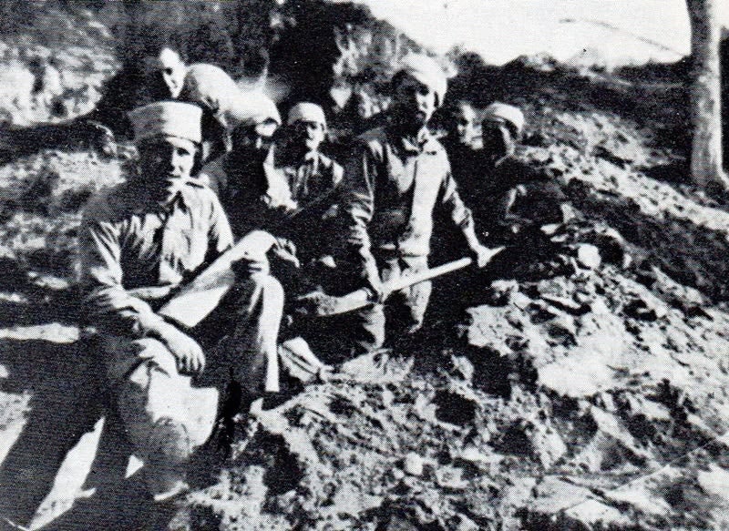 Membres de la Centúria Joan Matas del Casal Català d'Esquerra de Sabadell, agregat a les unitats del POUM, al setge d'Osca, Novembre 1936.