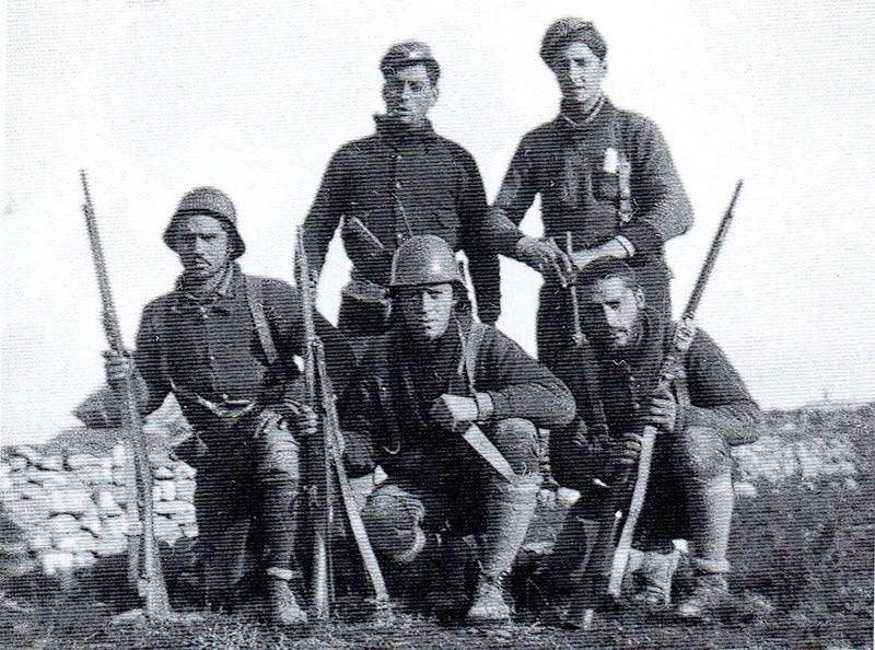 Milicians de la JSUC de Sabadell al front d'Aragó. A dalt, Indaleci (Lecio) Bacós i Joan Rull. A baix, Josep Farrés, Ramon Gelis i Massanes (1936). Lecio i Massanes moriren en combat.
