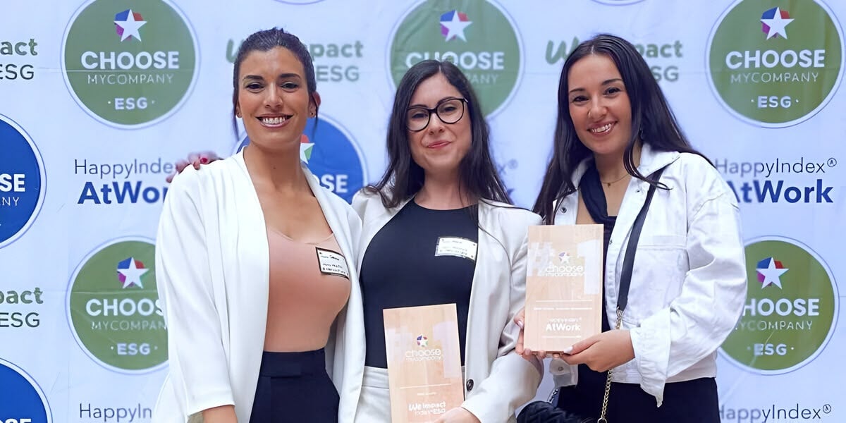 Foto de portada: L'equip de Muutos Consulting recollint el premi. Autor: Cedida