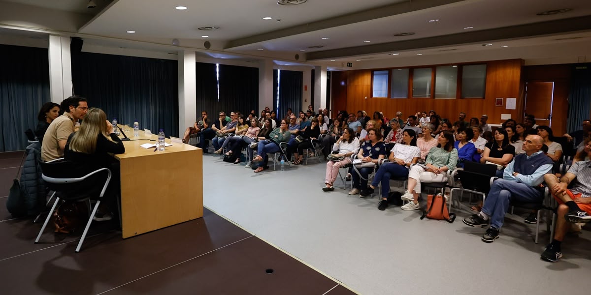 Un moment de la xerrada, aquest dimarts a la biblioteca Vapor Badia. Autor: D.Jiménez. 
