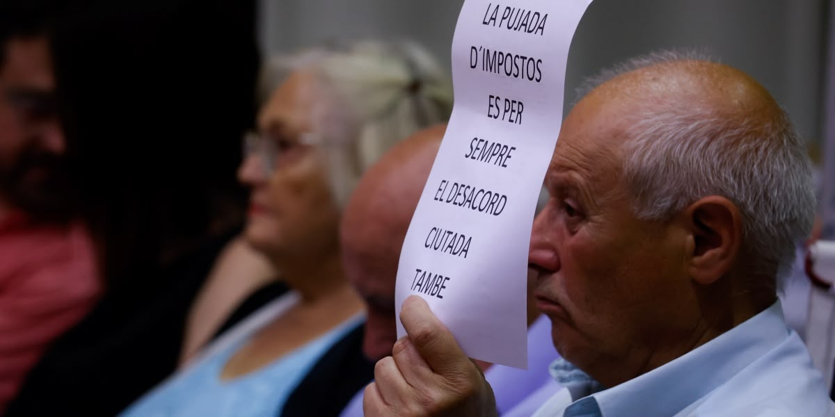 Ciutadans al ple, amb missatges contra l'increment d'impostos. Autor: D.Jiménez. 