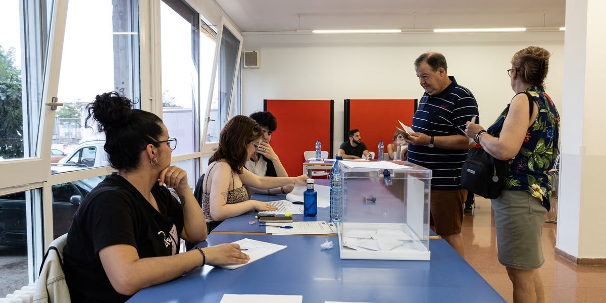 Votants al Centre Cívic de Ca n'Oriac per a les eleccions europees. Autora: Alba G.