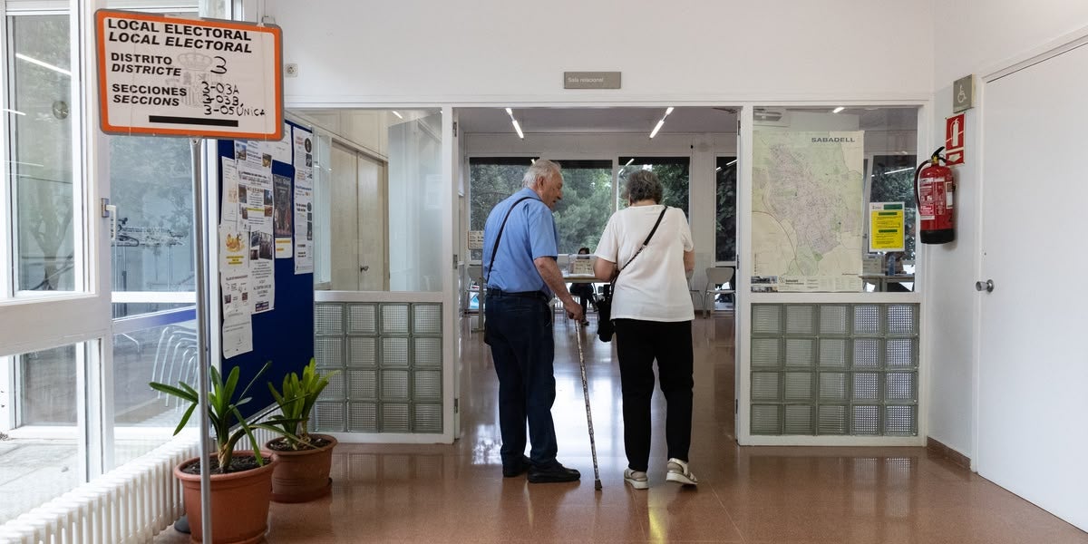 Votants entrant al Centre Cívic de Ca n'Oriac per a les eleccions europees. Autora: Alba Garcia