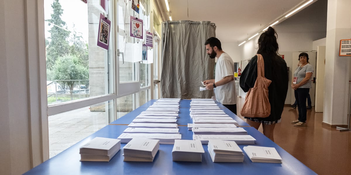 Votant escollint papereta per a les eleccions europees al Centre Cívic de Ca n'Oriac. Autora: Alba Garcia