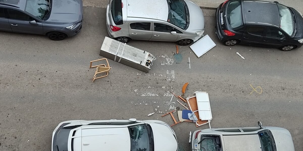 Llancen una nevera pel balcó a La Creu Alta. Autor: cedida.