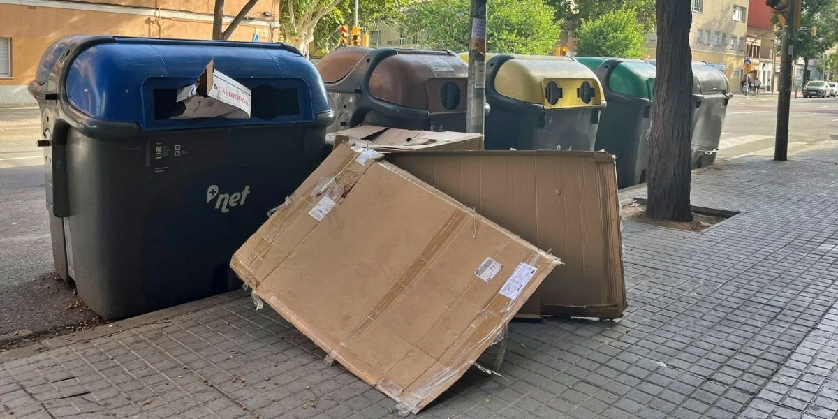 Foto portada: cartró a l'exterior d'un contenidor de paper i cartró, a la Creu de Barberà. Autor: J.Muñoz.