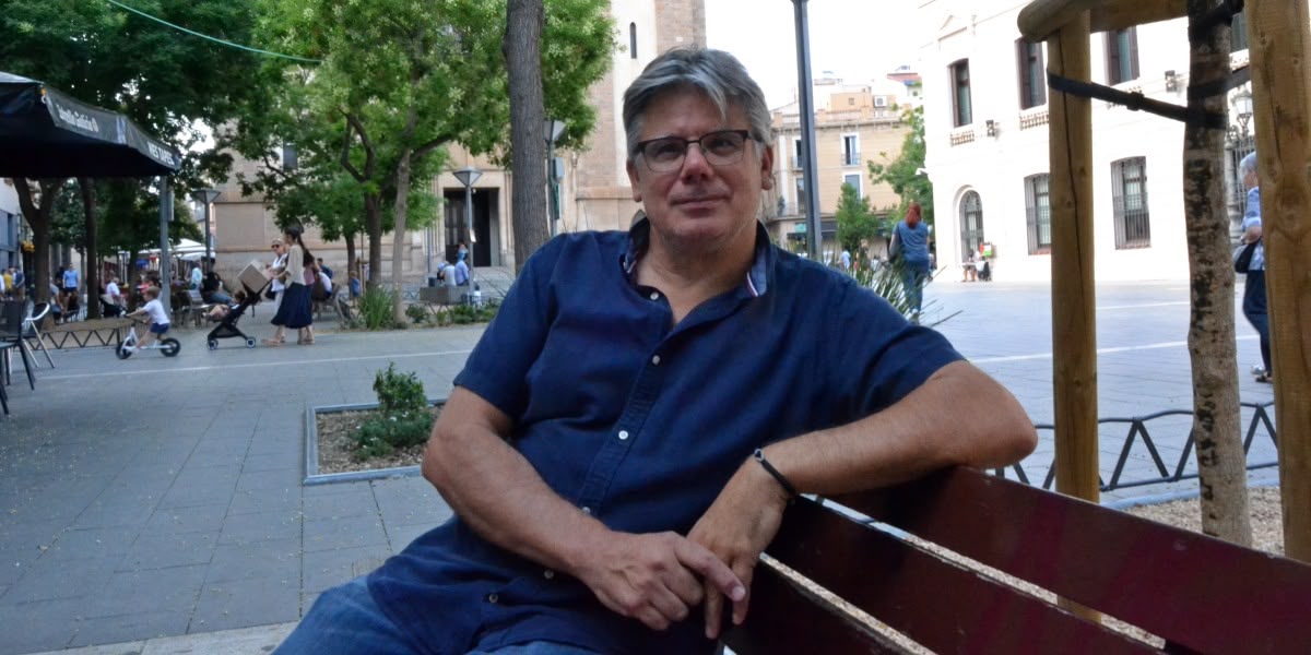 El waterpolista Josep Picó, a la plaça Sant Roc. Autor: Jordi M