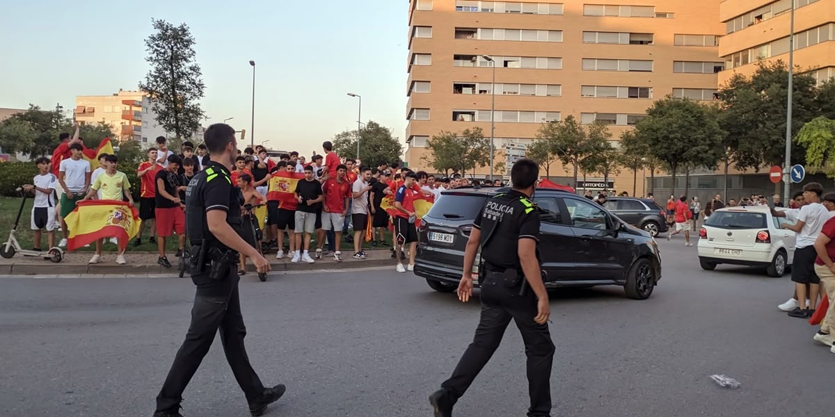 Arribada dels agents de la Policia Municipal. Autor: J.d.A.