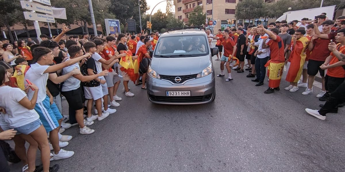 Un vehicle passant entre l'eufòric passadís d'aficionats. Autor: J.d.A.