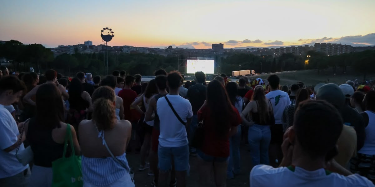 Aficionats de la selecció espanyola seguint la final de l'Eurocopa a l'amfiteatre del Parc Catalunya. Autora: Alba Garcia