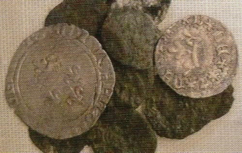 Monedes del segle XII trobades a l'entorn del mercat. MHS.