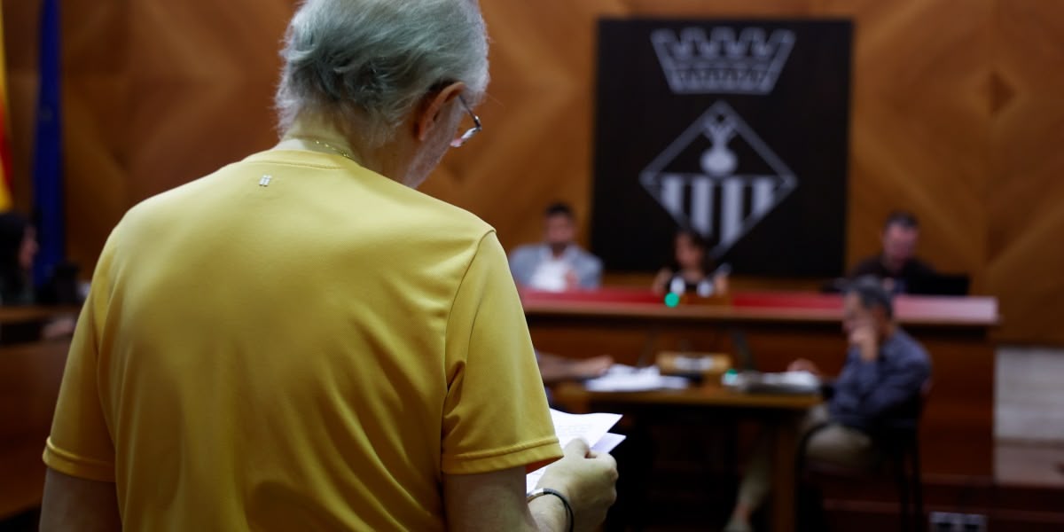 Arturo López, presentant la moció de la FAV contra la taxa de residus. Autor: David Jiménez.