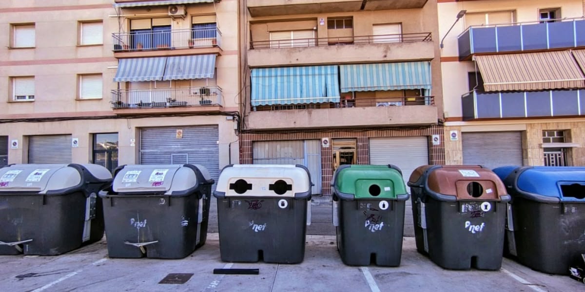 Una pila de contenidors, al barri de Can Rull. Autor: J.d.A.