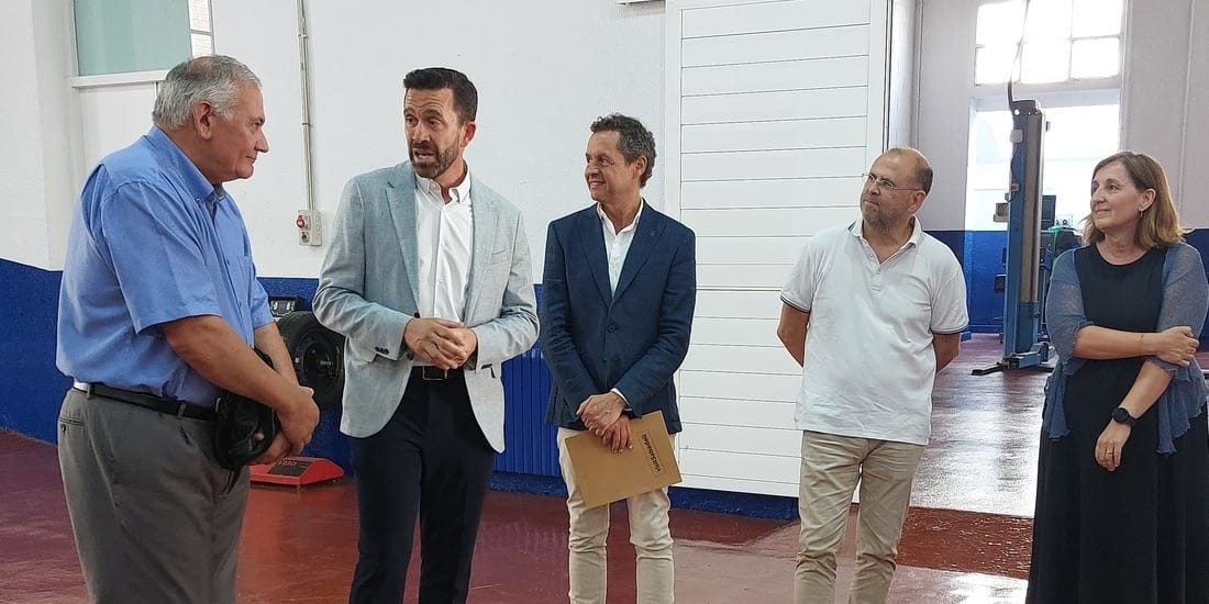 Foto de portada: Presentació de l'aula taller per part del Gremi de Mobilitat i membres del govern. Autor: Albert P