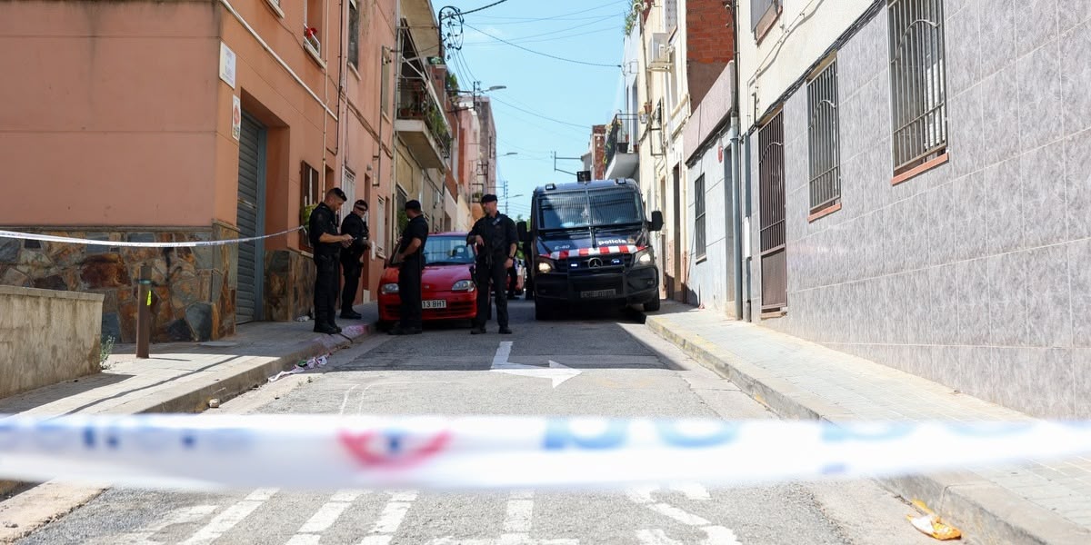 Foto portada: dispositiu policial, aquest matí, al carrer Pajares. Autora: Alba G.